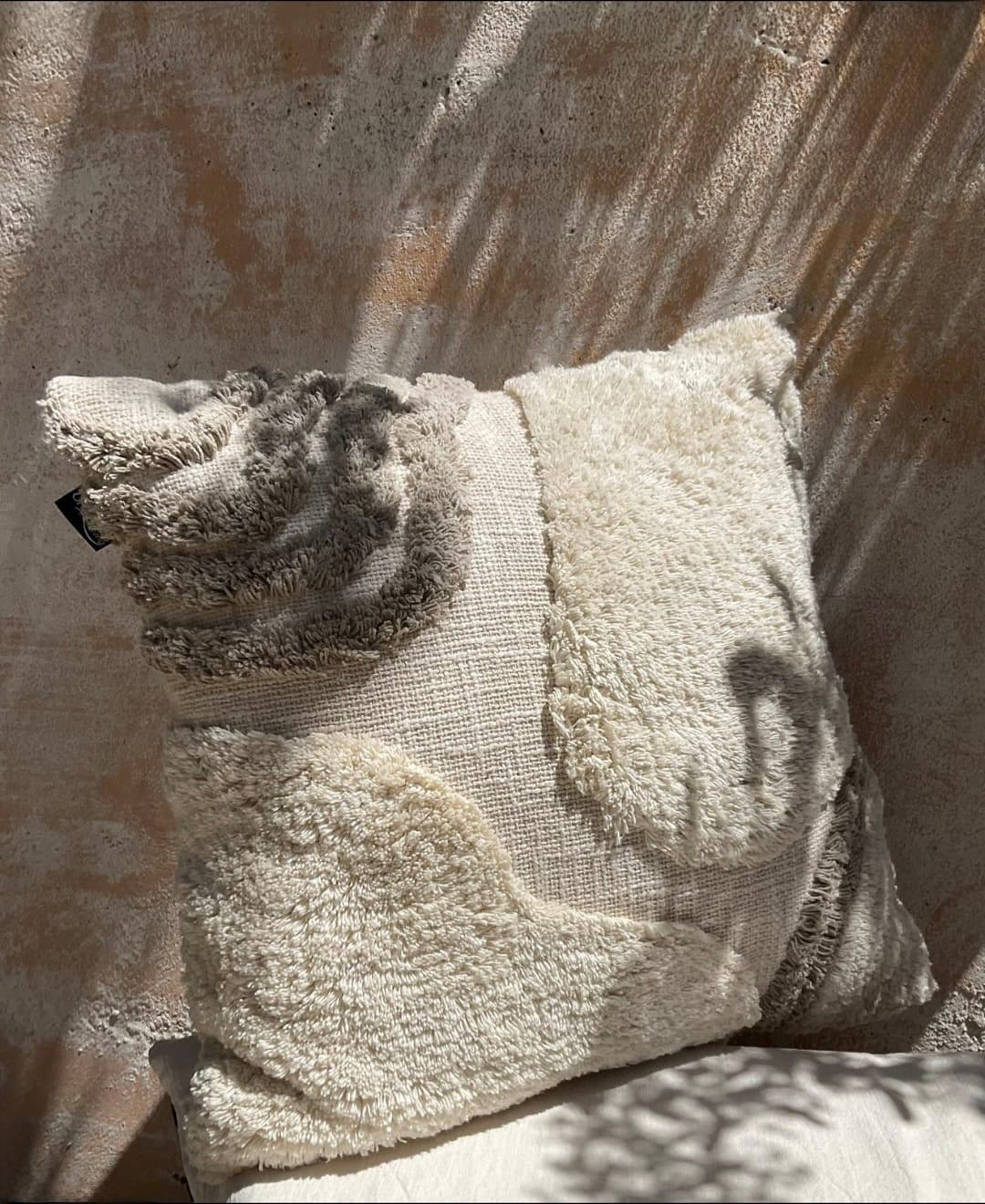 COUSSIN TUFTÉ TAUPE ET CRÈME